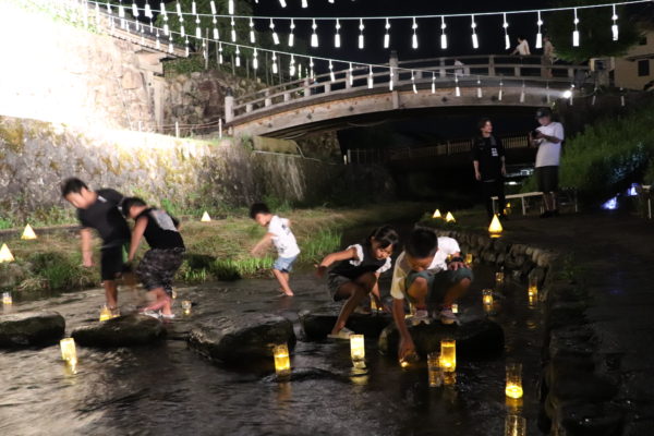 出石 川辺の夕涼み 川辺で遊ぶ子供たち
