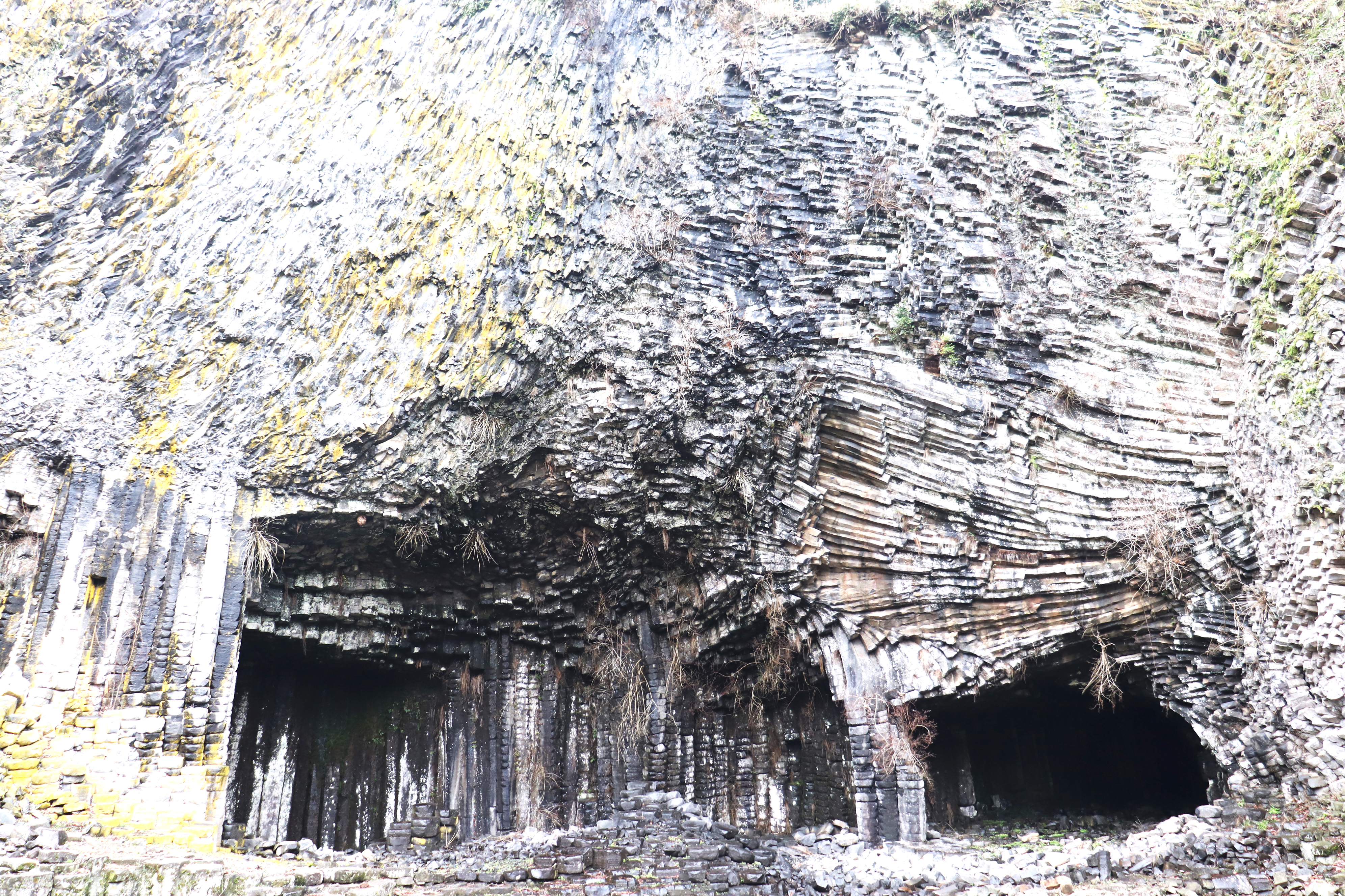 玄武洞は自然と人が作り出した洞窟 併設のミュージアムも必見 出石から分 日本の小さな城下町 丹波 丹後 但馬の小京都 出石の観光案内 Daytrip出石